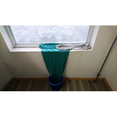 Nước mưa thấm cửa sổ chung cư